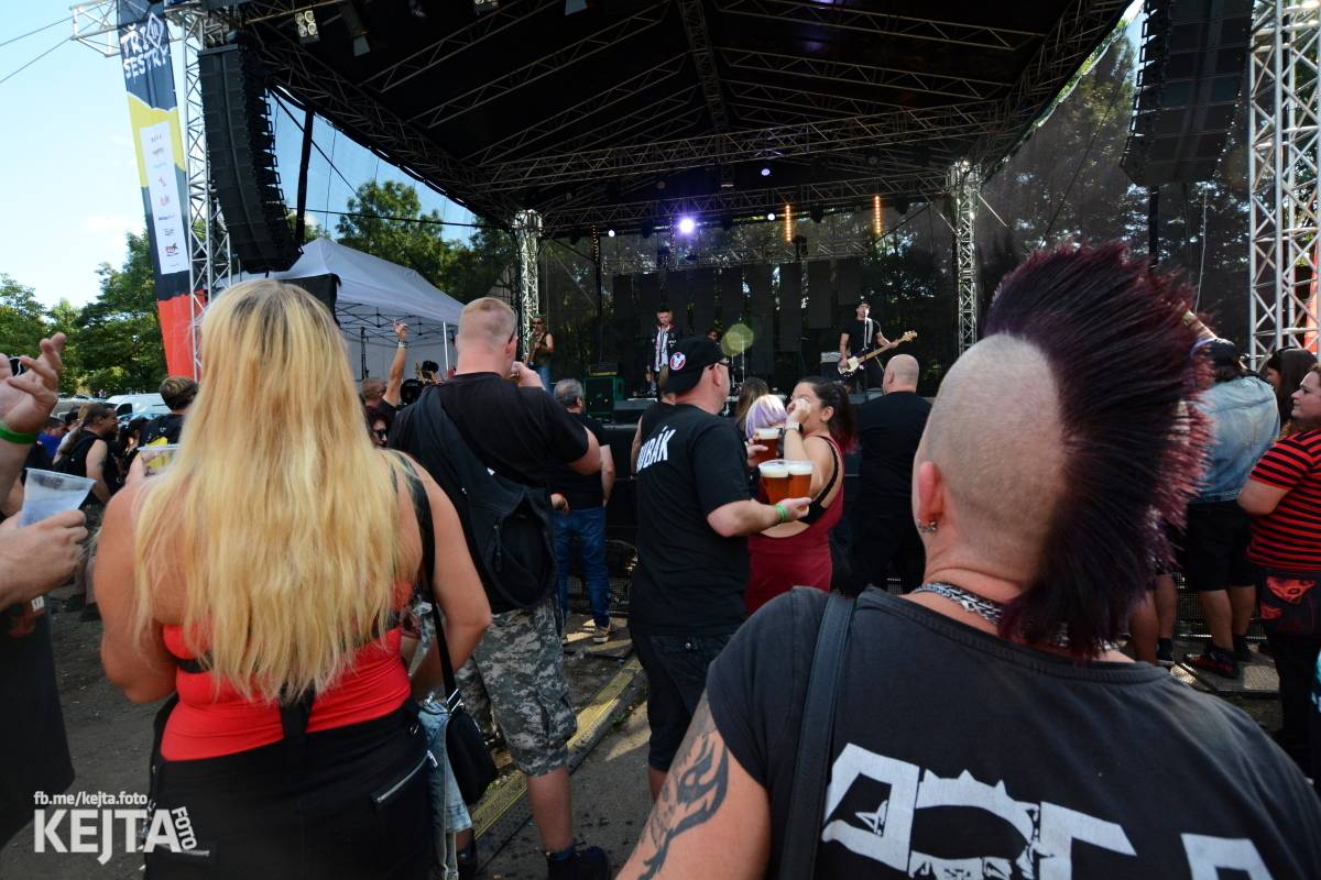 Páteční oslava Tří sester byla plná nejen punkových legend, zahráli Visací zámek, Ivan Mládek i Plexis