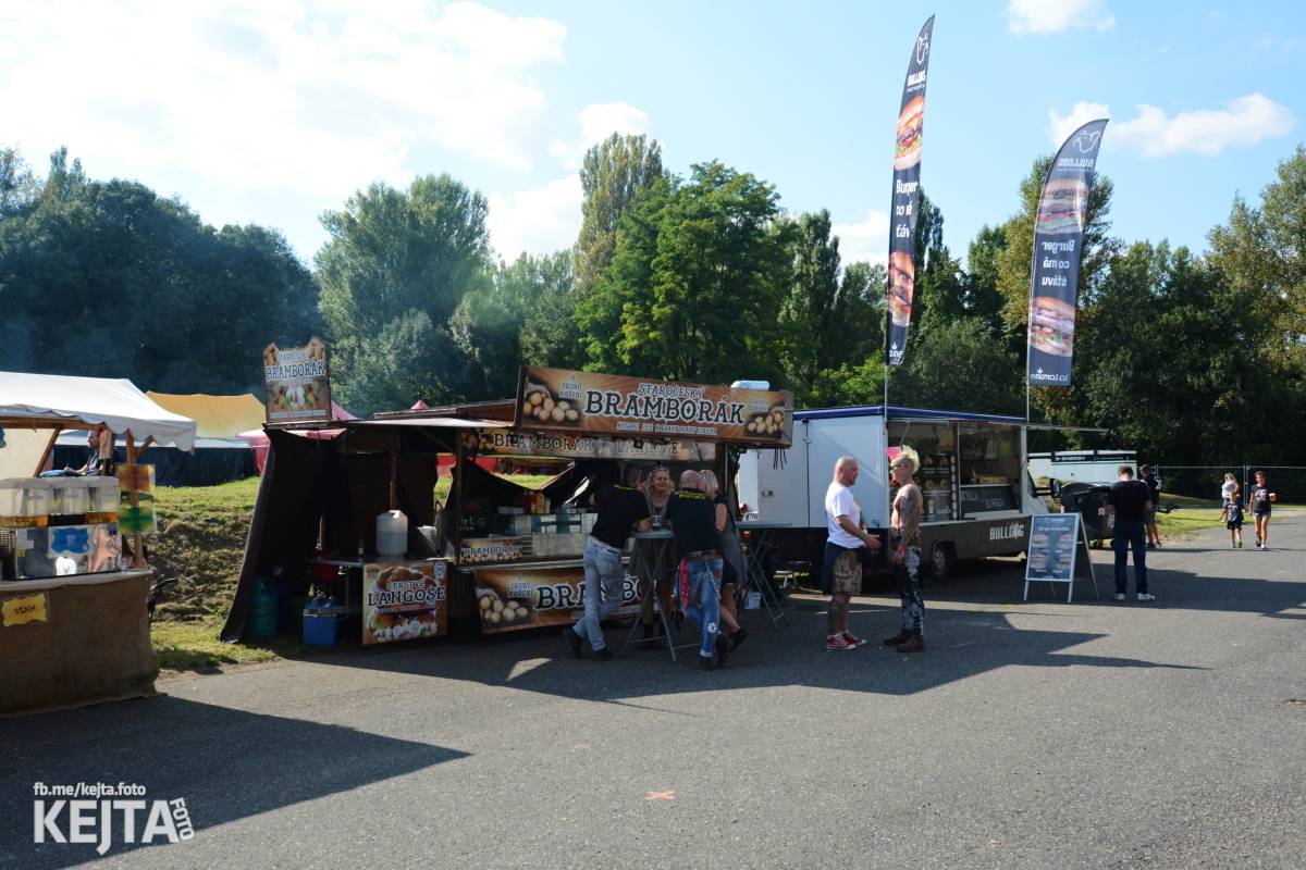 Páteční oslava Tří sester byla plná nejen punkových legend, zahráli Visací zámek, Ivan Mládek i Plexis