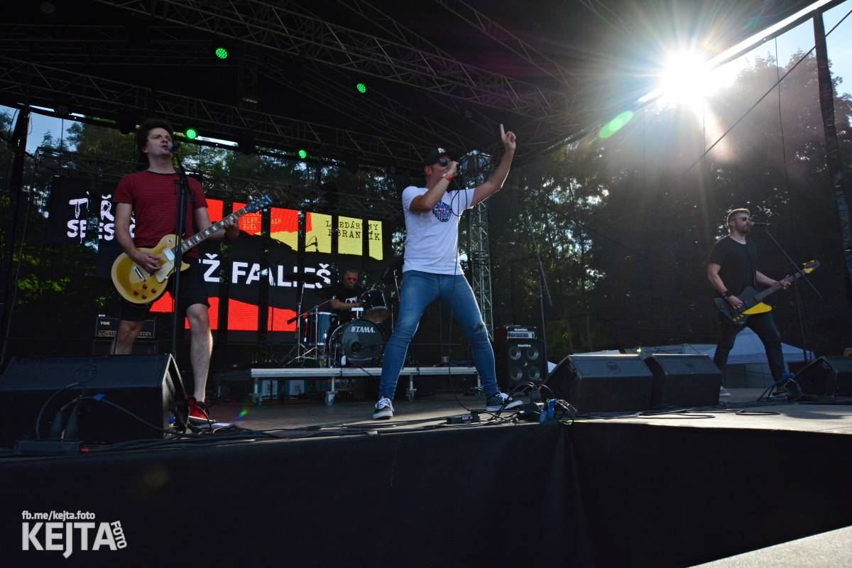 Páteční oslava Tří sester byla plná nejen punkových legend, zahráli Visací zámek, Ivan Mládek i Plexis