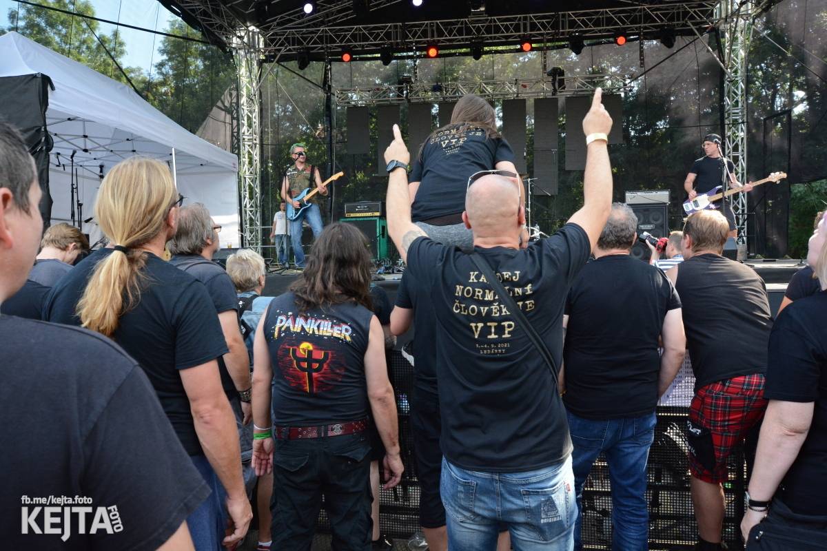 Páteční oslava Tří sester byla plná nejen punkových legend, zahráli Visací zámek, Ivan Mládek i Plexis