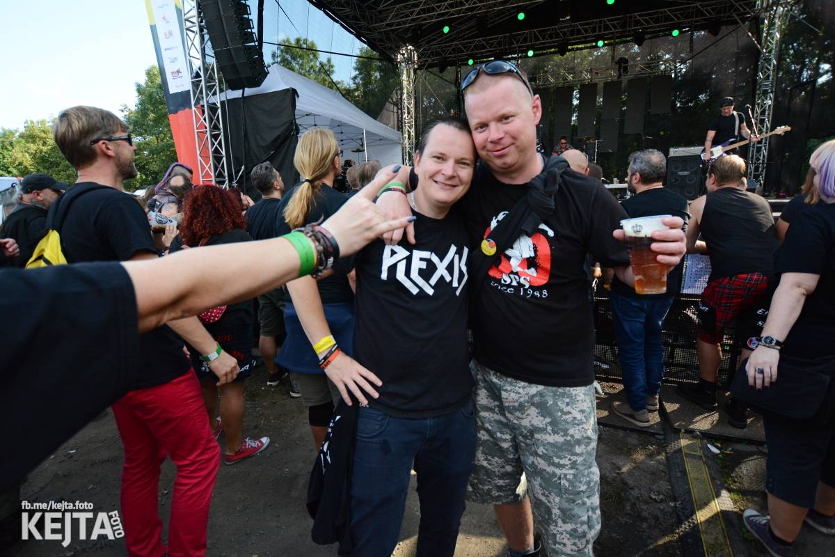 Páteční oslava Tří sester byla plná nejen punkových legend, zahráli Visací zámek, Ivan Mládek i Plexis