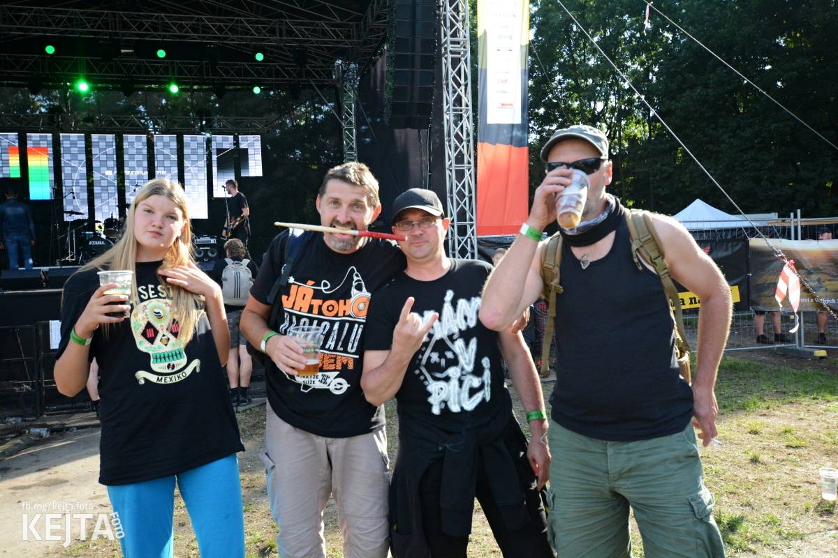 Páteční oslava Tří sester byla plná nejen punkových legend, zahráli Visací zámek, Ivan Mládek i Plexis