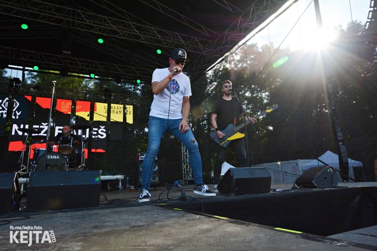 Páteční oslava Tří sester byla plná nejen punkových legend, zahráli Visací zámek, Ivan Mládek i Plexis