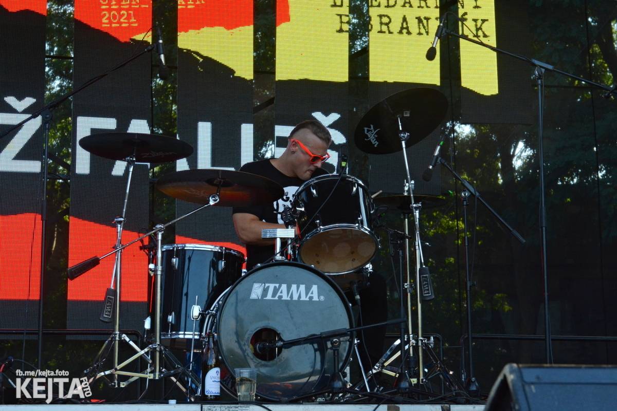 Páteční oslava Tří sester byla plná nejen punkových legend, zahráli Visací zámek, Ivan Mládek i Plexis