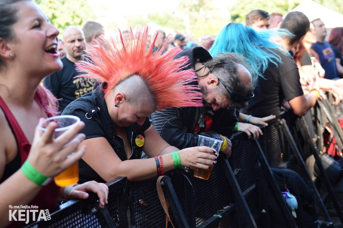 Páteční oslava Tří sester byla plná nejen punkových legend, zahráli Visací zámek, Ivan Mládek i Plexis