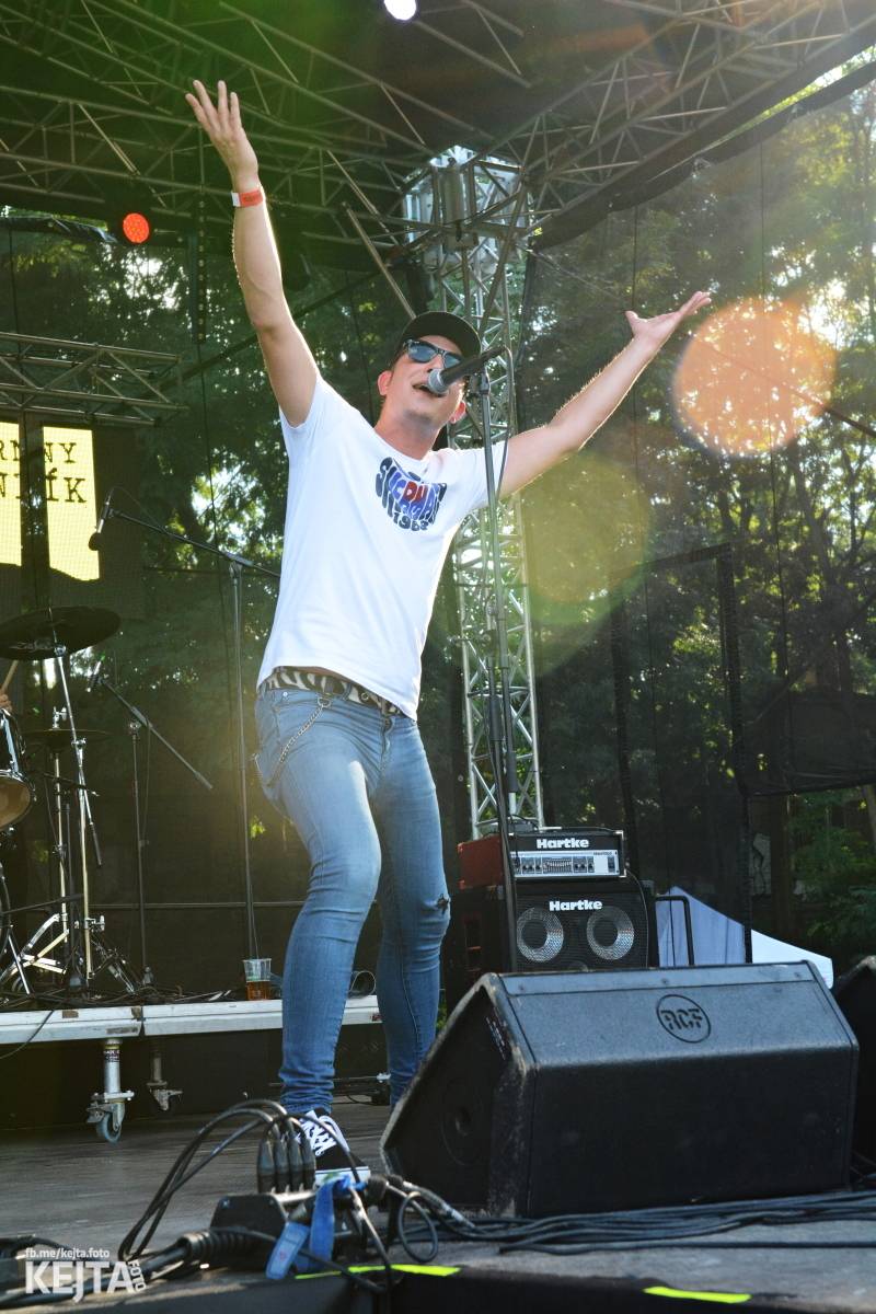 Páteční oslava Tří sester byla plná nejen punkových legend, zahráli Visací zámek, Ivan Mládek i Plexis