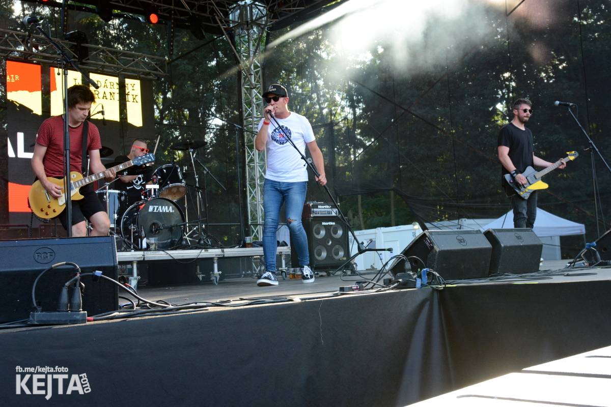 Páteční oslava Tří sester byla plná nejen punkových legend, zahráli Visací zámek, Ivan Mládek i Plexis