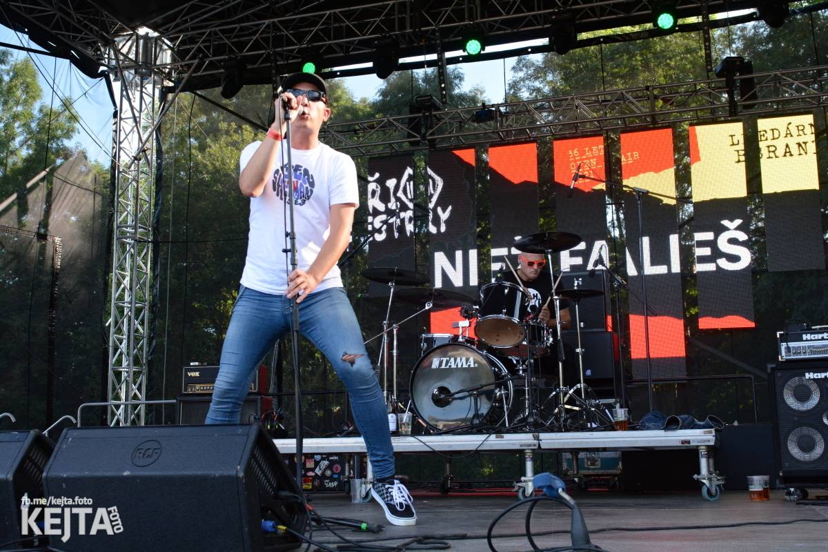 Páteční oslava Tří sester byla plná nejen punkových legend, zahráli Visací zámek, Ivan Mládek i Plexis