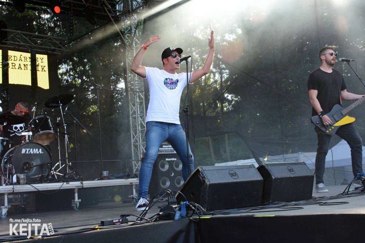 Páteční oslava Tří sester byla plná nejen punkových legend, zahráli Visací zámek, Ivan Mládek i Plexis