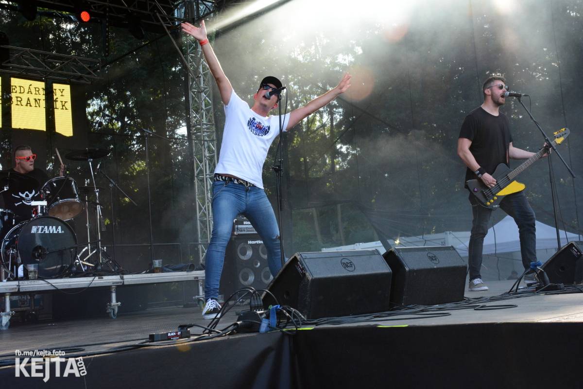 Páteční oslava Tří sester byla plná nejen punkových legend, zahráli Visací zámek, Ivan Mládek i Plexis