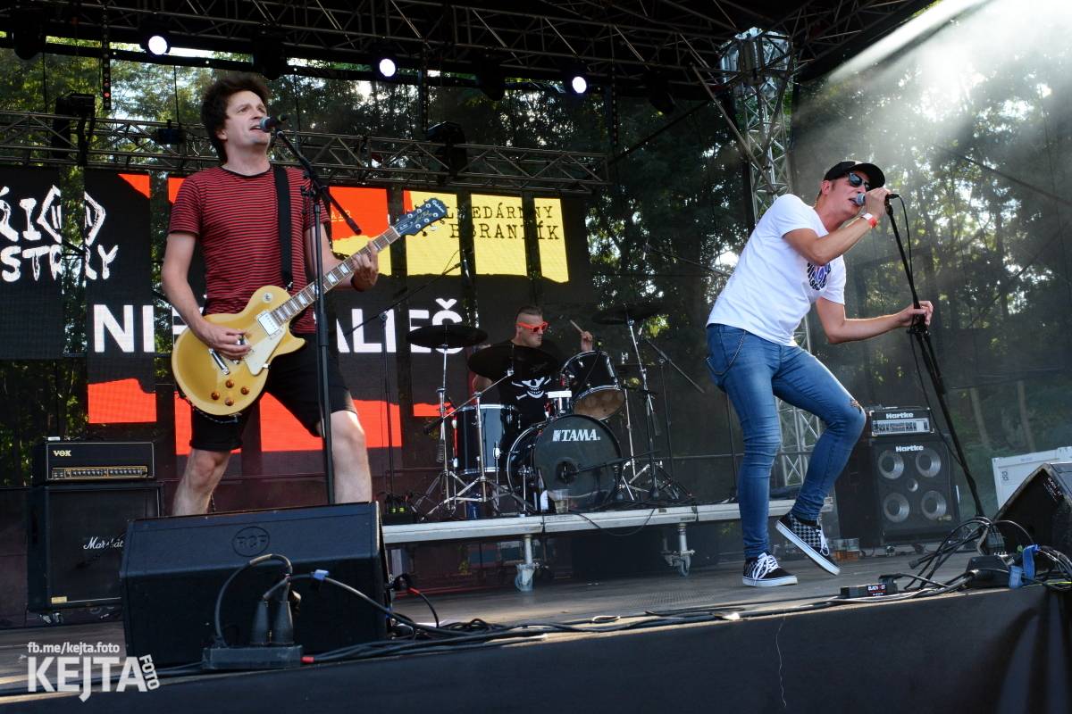 Páteční oslava Tří sester byla plná nejen punkových legend, zahráli Visací zámek, Ivan Mládek i Plexis