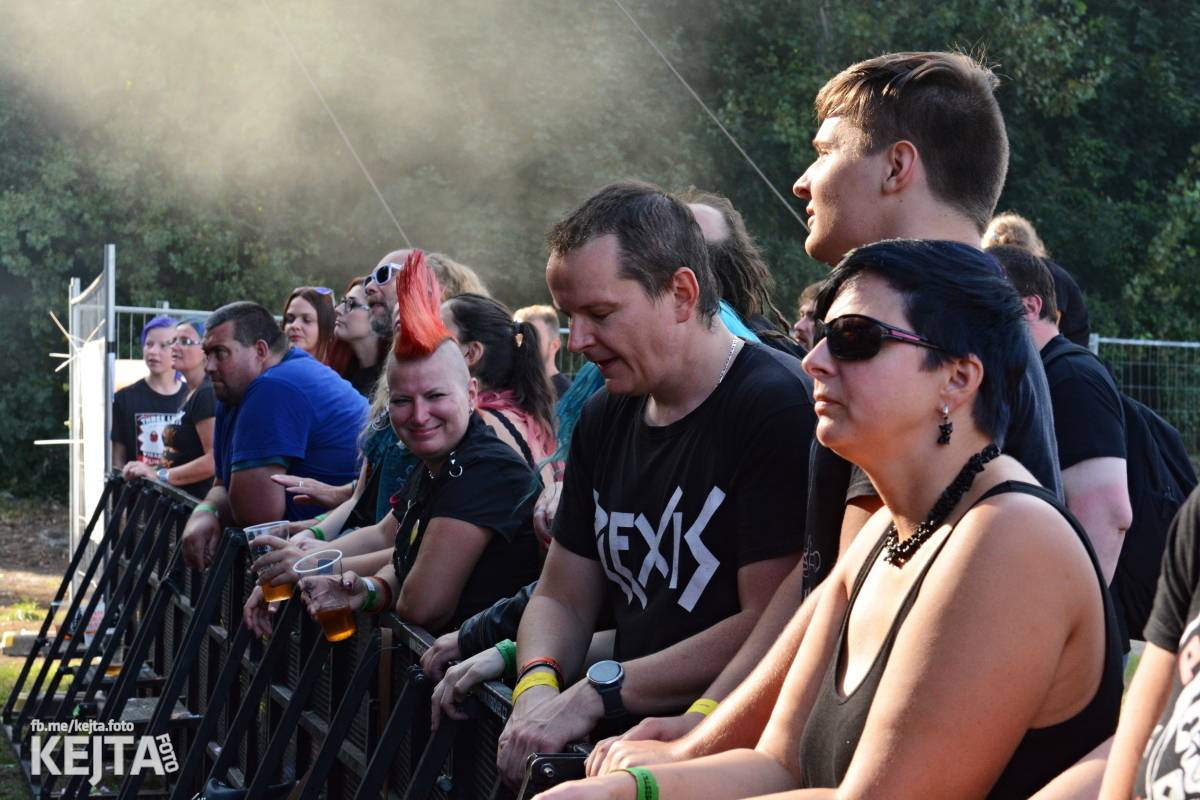 Páteční oslava Tří sester byla plná nejen punkových legend, zahráli Visací zámek, Ivan Mládek i Plexis