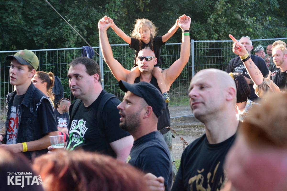 Páteční oslava Tří sester byla plná nejen punkových legend, zahráli Visací zámek, Ivan Mládek i Plexis