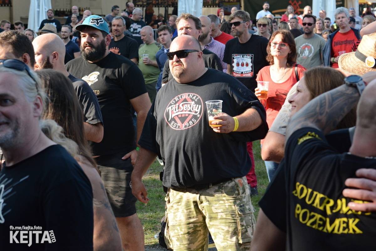 Páteční oslava Tří sester byla plná nejen punkových legend, zahráli Visací zámek, Ivan Mládek i Plexis