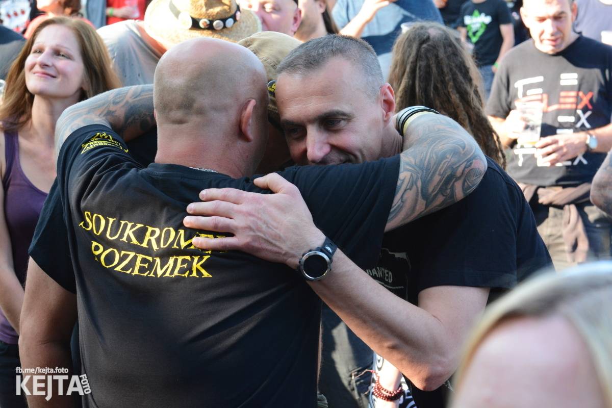 Páteční oslava Tří sester byla plná nejen punkových legend, zahráli Visací zámek, Ivan Mládek i Plexis