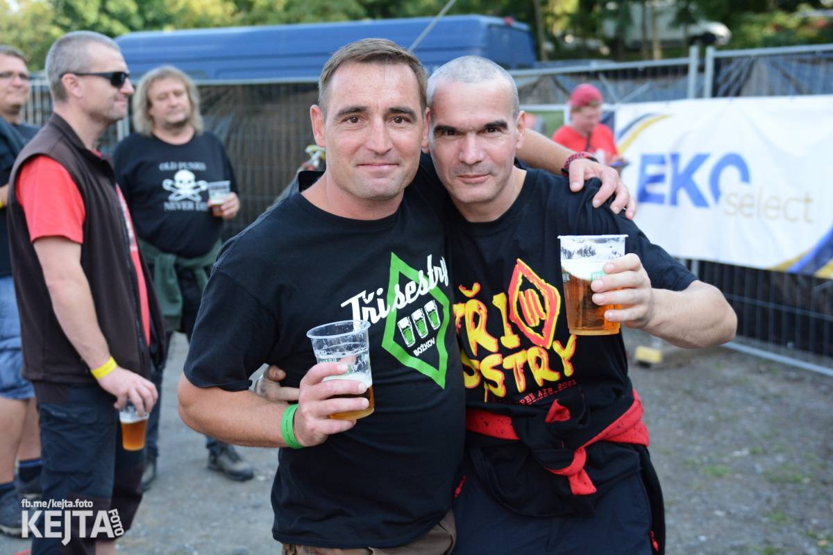 Páteční oslava Tří sester byla plná nejen punkových legend, zahráli Visací zámek, Ivan Mládek i Plexis