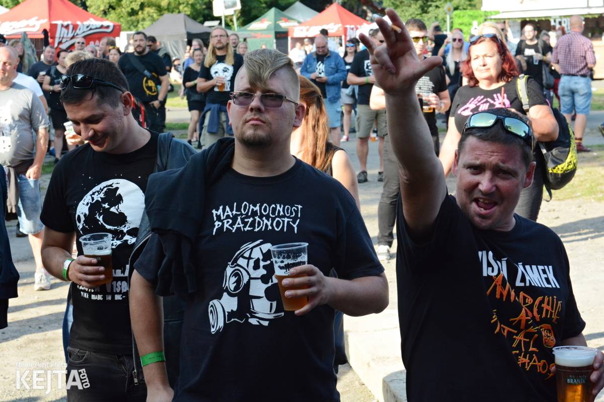 Páteční oslava Tří sester byla plná nejen punkových legend, zahráli Visací zámek, Ivan Mládek i Plexis