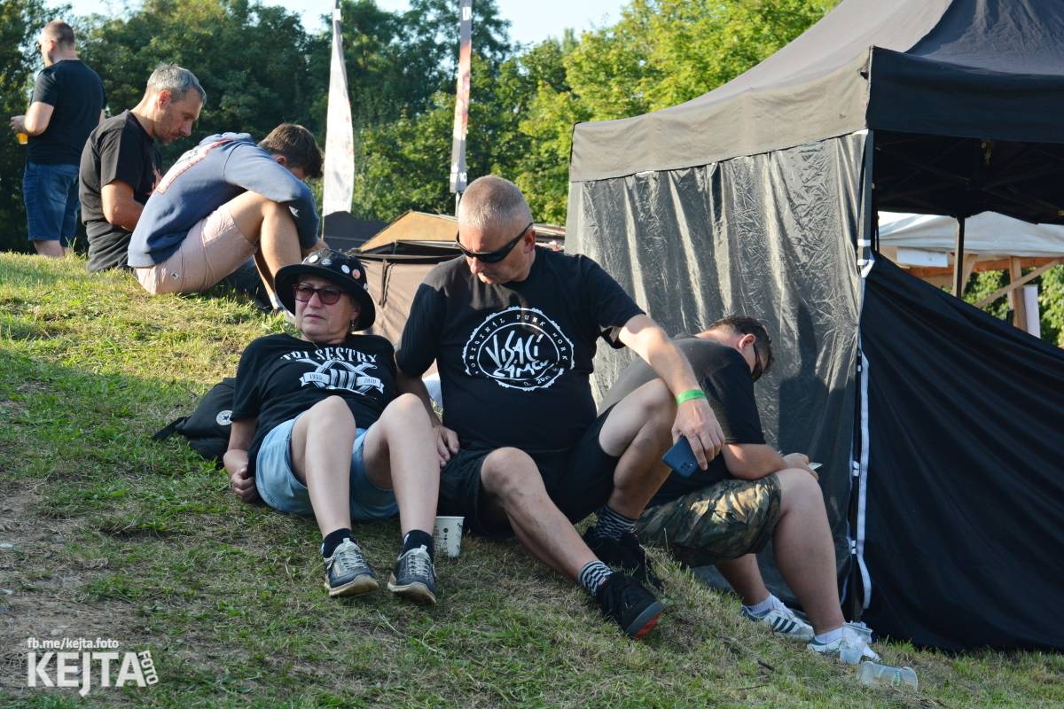 Páteční oslava Tří sester byla plná nejen punkových legend, zahráli Visací zámek, Ivan Mládek i Plexis