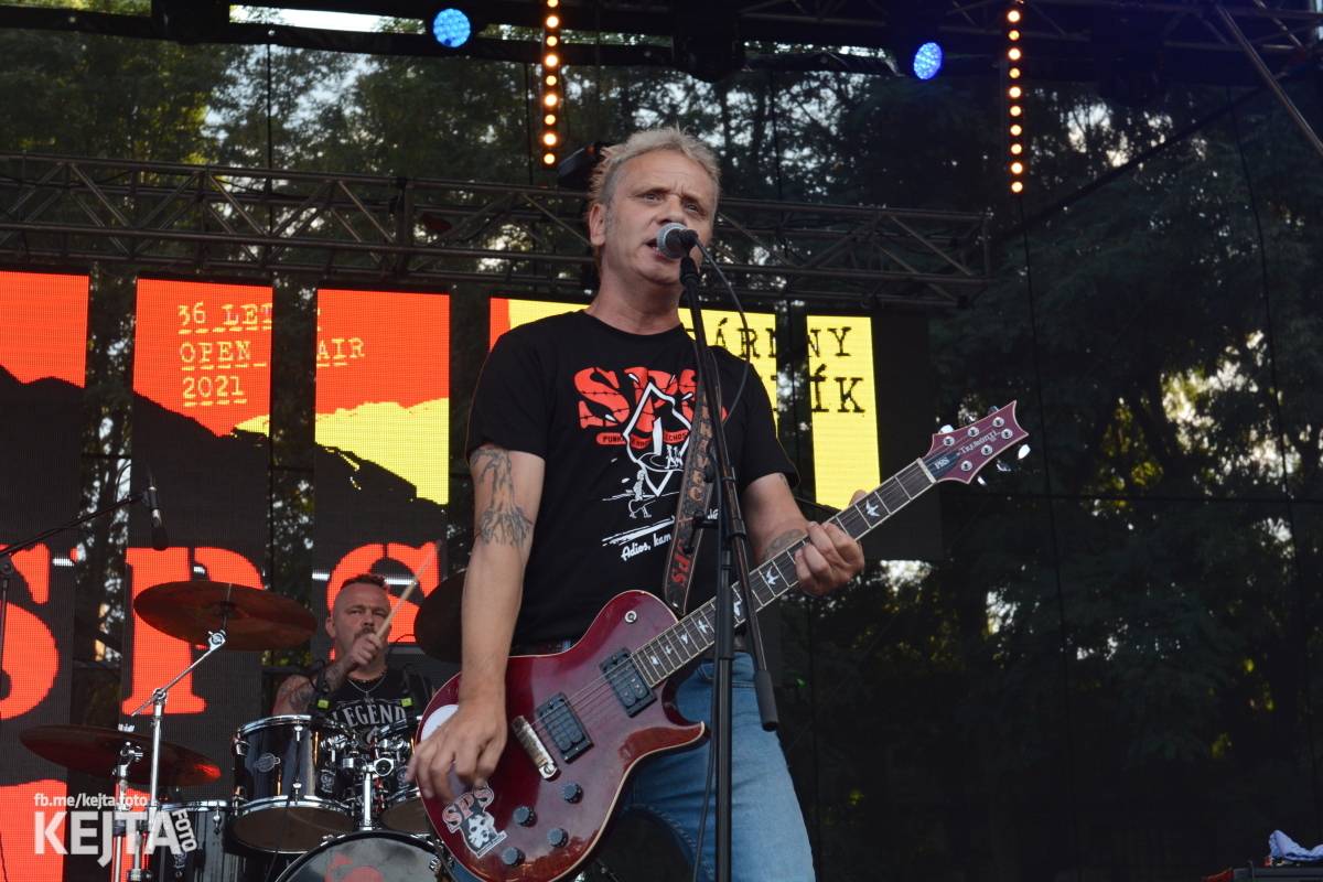 Páteční oslava Tří sester byla plná nejen punkových legend, zahráli Visací zámek, Ivan Mládek i Plexis