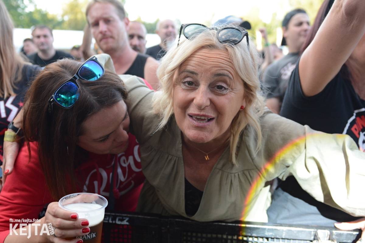 Páteční oslava Tří sester byla plná nejen punkových legend, zahráli Visací zámek, Ivan Mládek i Plexis