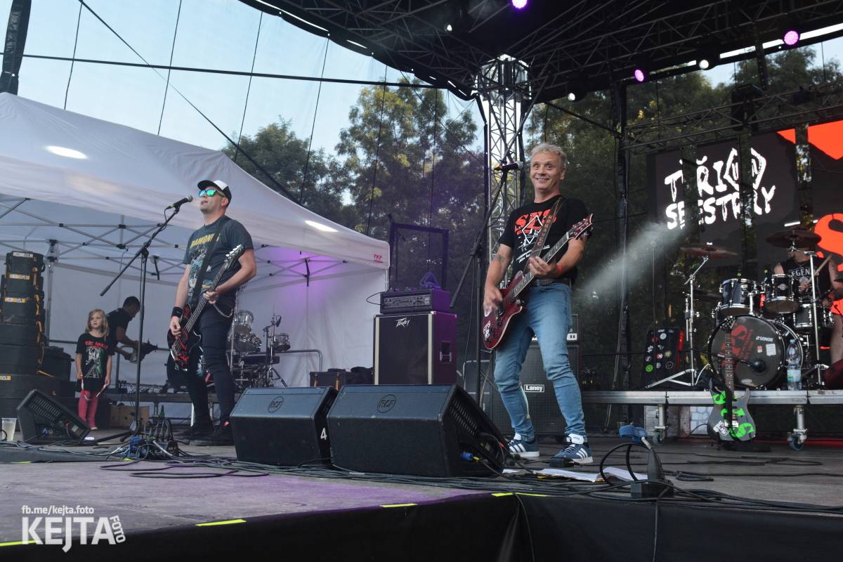 Páteční oslava Tří sester byla plná nejen punkových legend, zahráli Visací zámek, Ivan Mládek i Plexis