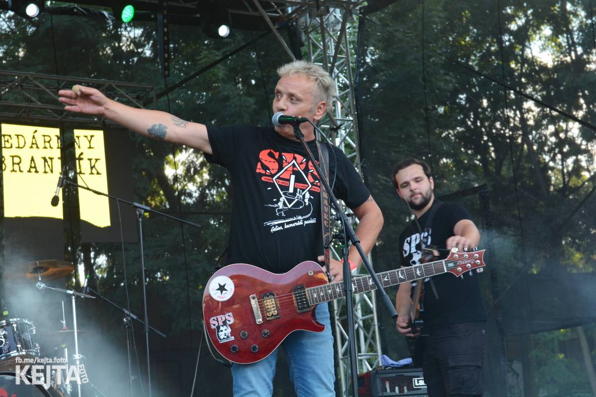 Páteční oslava Tří sester byla plná nejen punkových legend, zahráli Visací zámek, Ivan Mládek i Plexis