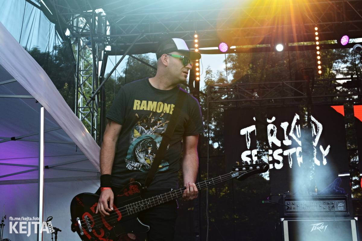 Páteční oslava Tří sester byla plná nejen punkových legend, zahráli Visací zámek, Ivan Mládek i Plexis