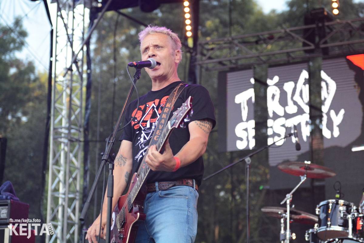 Páteční oslava Tří sester byla plná nejen punkových legend, zahráli Visací zámek, Ivan Mládek i Plexis