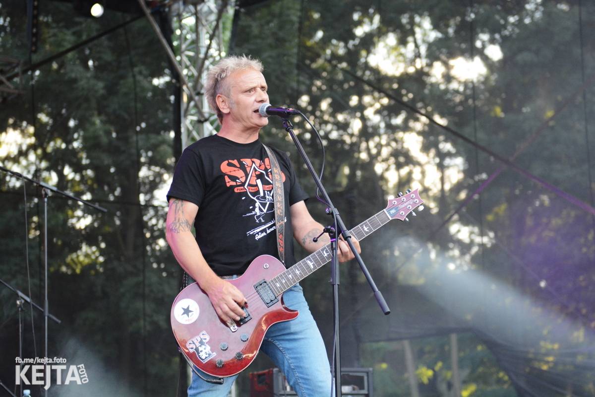 Páteční oslava Tří sester byla plná nejen punkových legend, zahráli Visací zámek, Ivan Mládek i Plexis
