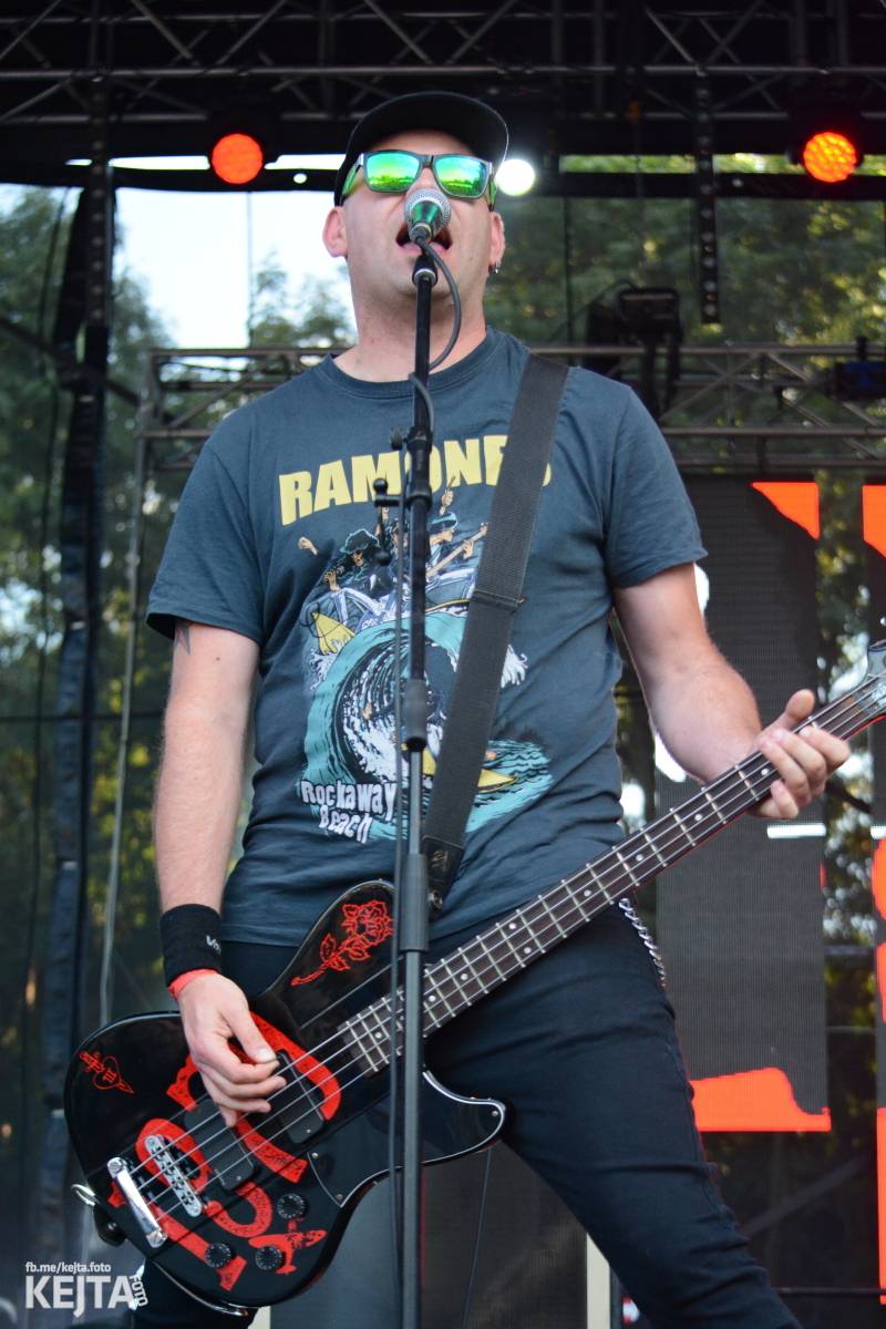 Páteční oslava Tří sester byla plná nejen punkových legend, zahráli Visací zámek, Ivan Mládek i Plexis