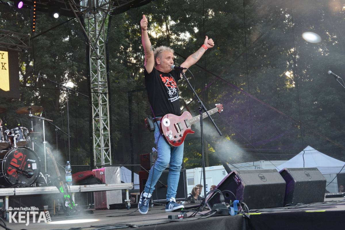 Páteční oslava Tří sester byla plná nejen punkových legend, zahráli Visací zámek, Ivan Mládek i Plexis