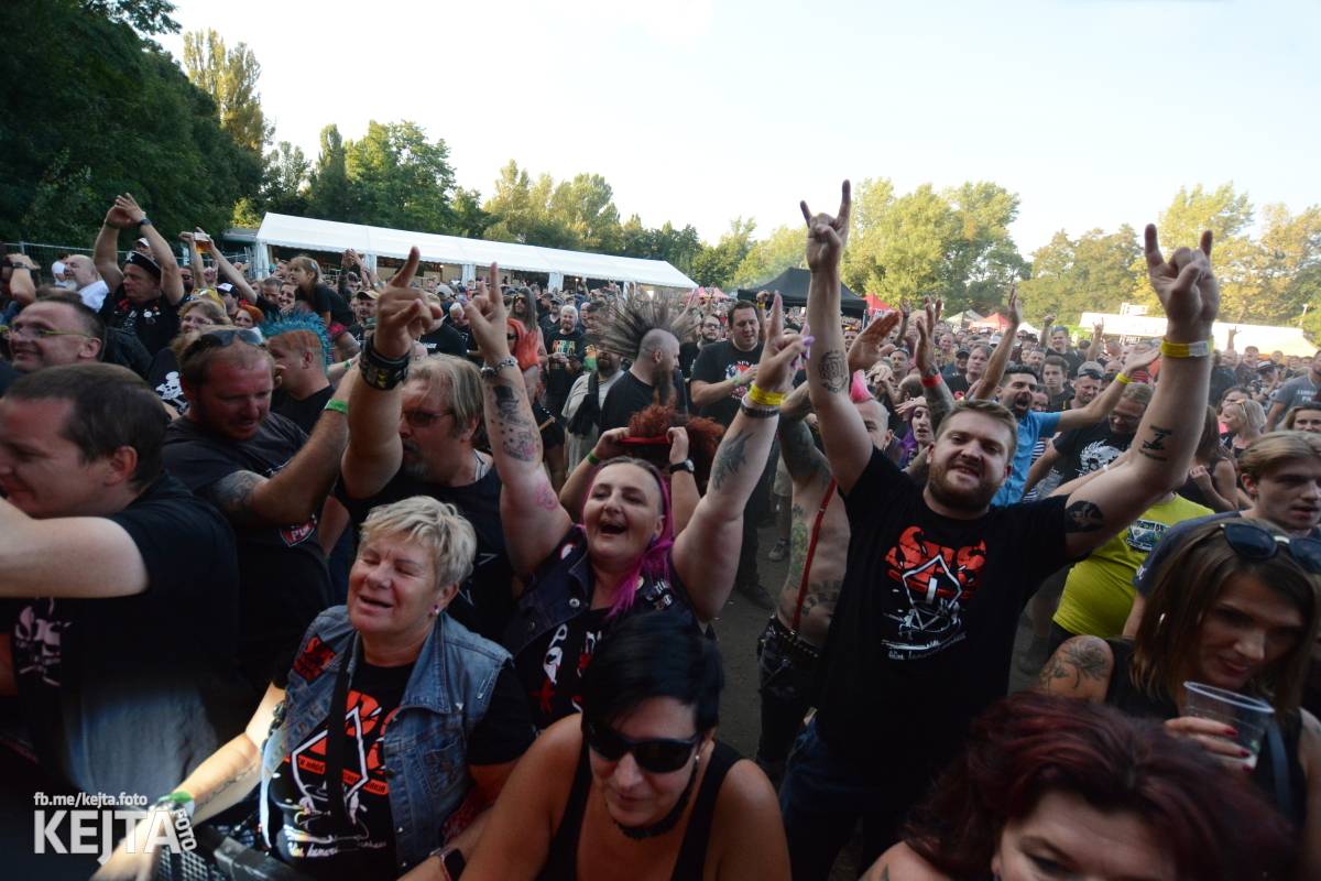 Páteční oslava Tří sester byla plná nejen punkových legend, zahráli Visací zámek, Ivan Mládek i Plexis