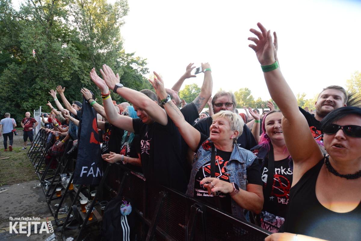 Páteční oslava Tří sester byla plná nejen punkových legend, zahráli Visací zámek, Ivan Mládek i Plexis