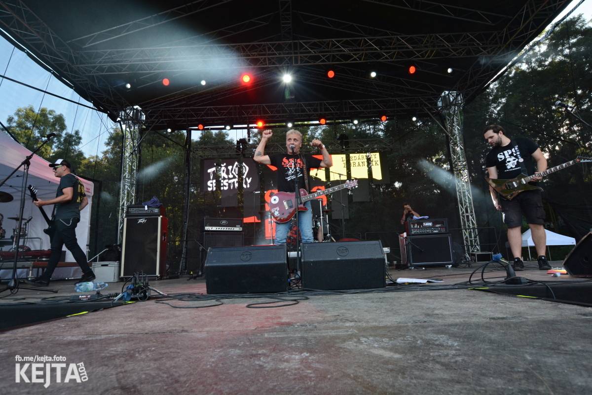 Páteční oslava Tří sester byla plná nejen punkových legend, zahráli Visací zámek, Ivan Mládek i Plexis