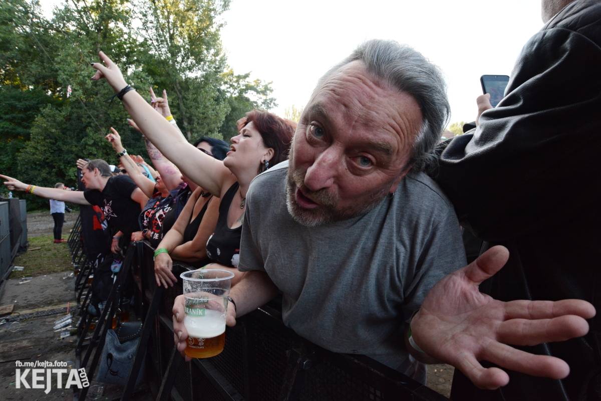 Páteční oslava Tří sester byla plná nejen punkových legend, zahráli Visací zámek, Ivan Mládek i Plexis