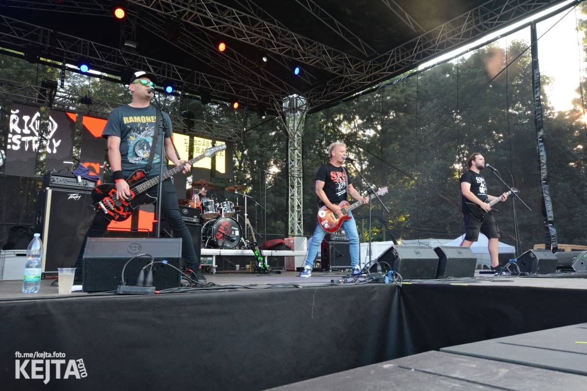 Páteční oslava Tří sester byla plná nejen punkových legend, zahráli Visací zámek, Ivan Mládek i Plexis