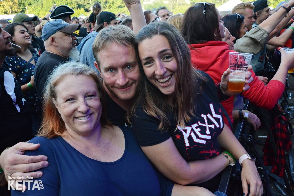 Páteční oslava Tří sester byla plná nejen punkových legend, zahráli Visací zámek, Ivan Mládek i Plexis