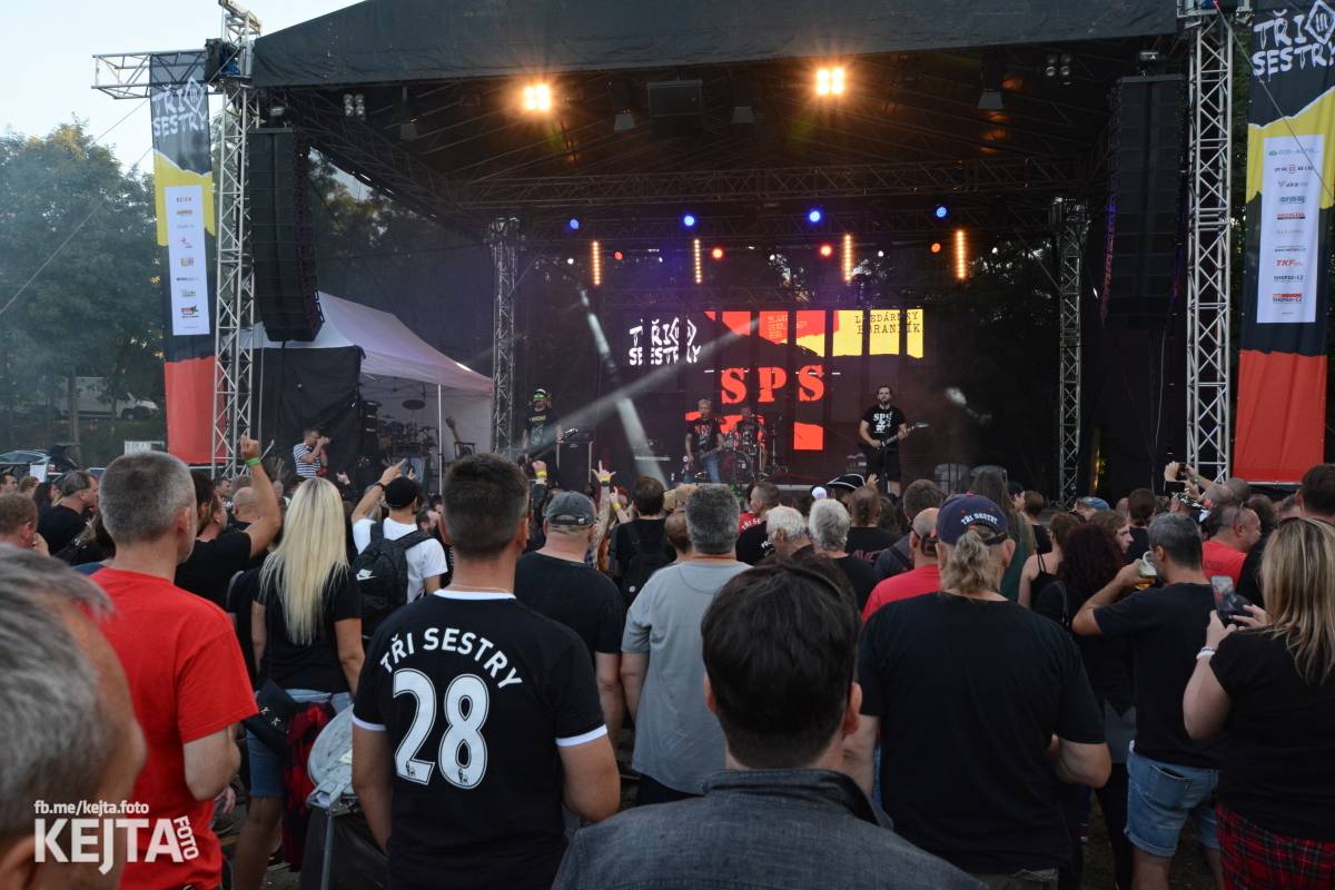 Páteční oslava Tří sester byla plná nejen punkových legend, zahráli Visací zámek, Ivan Mládek i Plexis