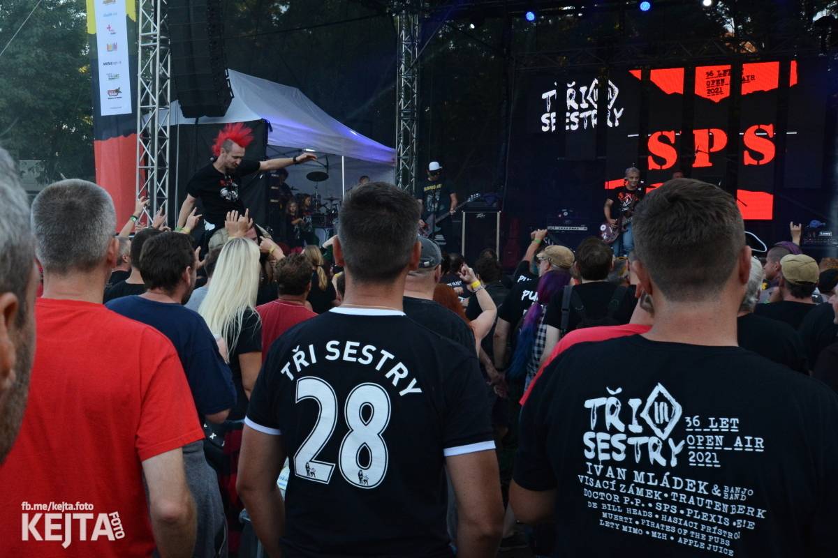 Páteční oslava Tří sester byla plná nejen punkových legend, zahráli Visací zámek, Ivan Mládek i Plexis