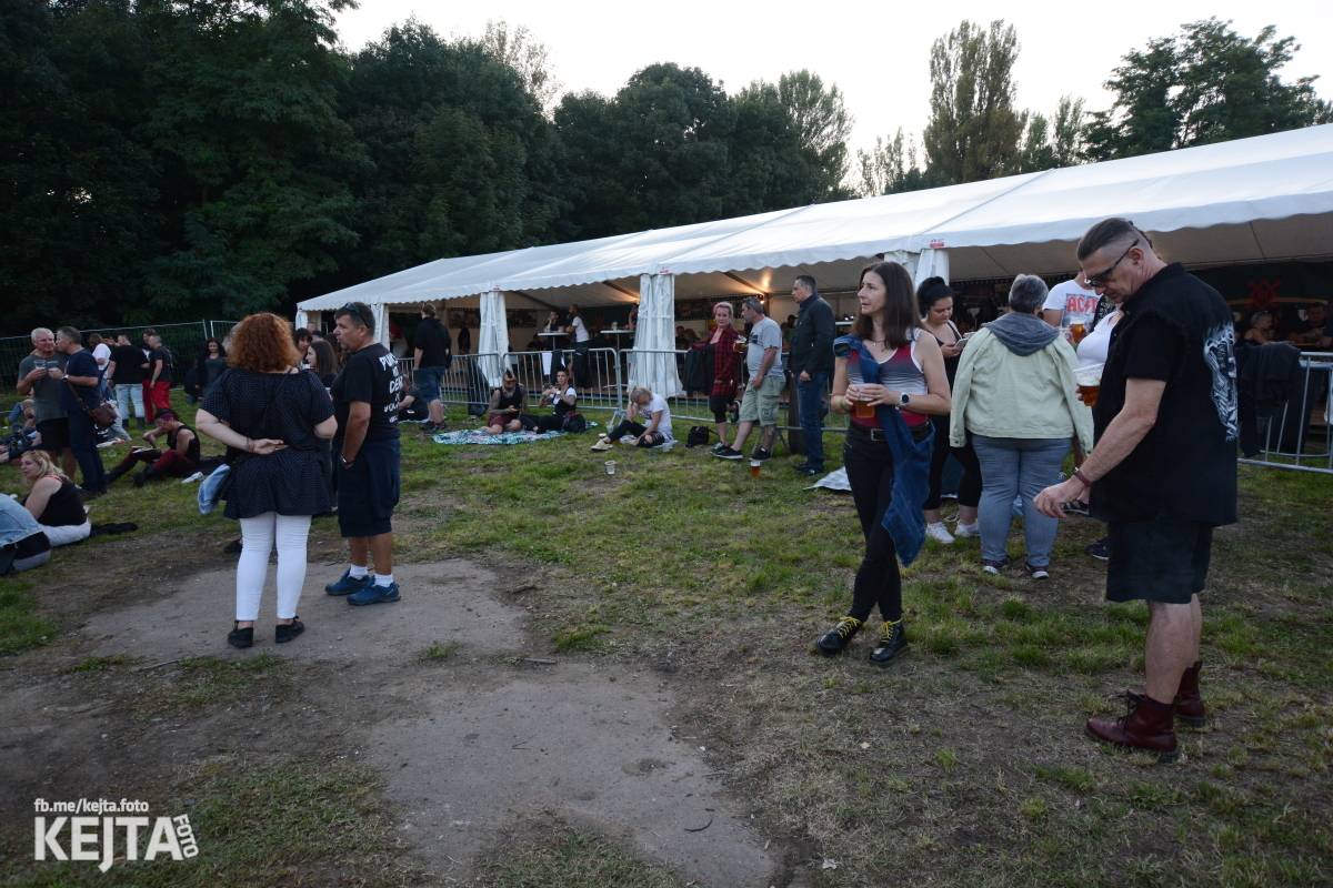 Páteční oslava Tří sester byla plná nejen punkových legend, zahráli Visací zámek, Ivan Mládek i Plexis