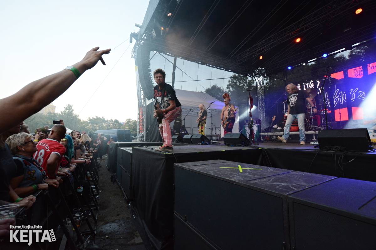 Páteční oslava Tří sester byla plná nejen punkových legend, zahráli Visací zámek, Ivan Mládek i Plexis