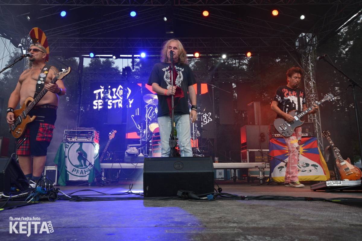 Páteční oslava Tří sester byla plná nejen punkových legend, zahráli Visací zámek, Ivan Mládek i Plexis