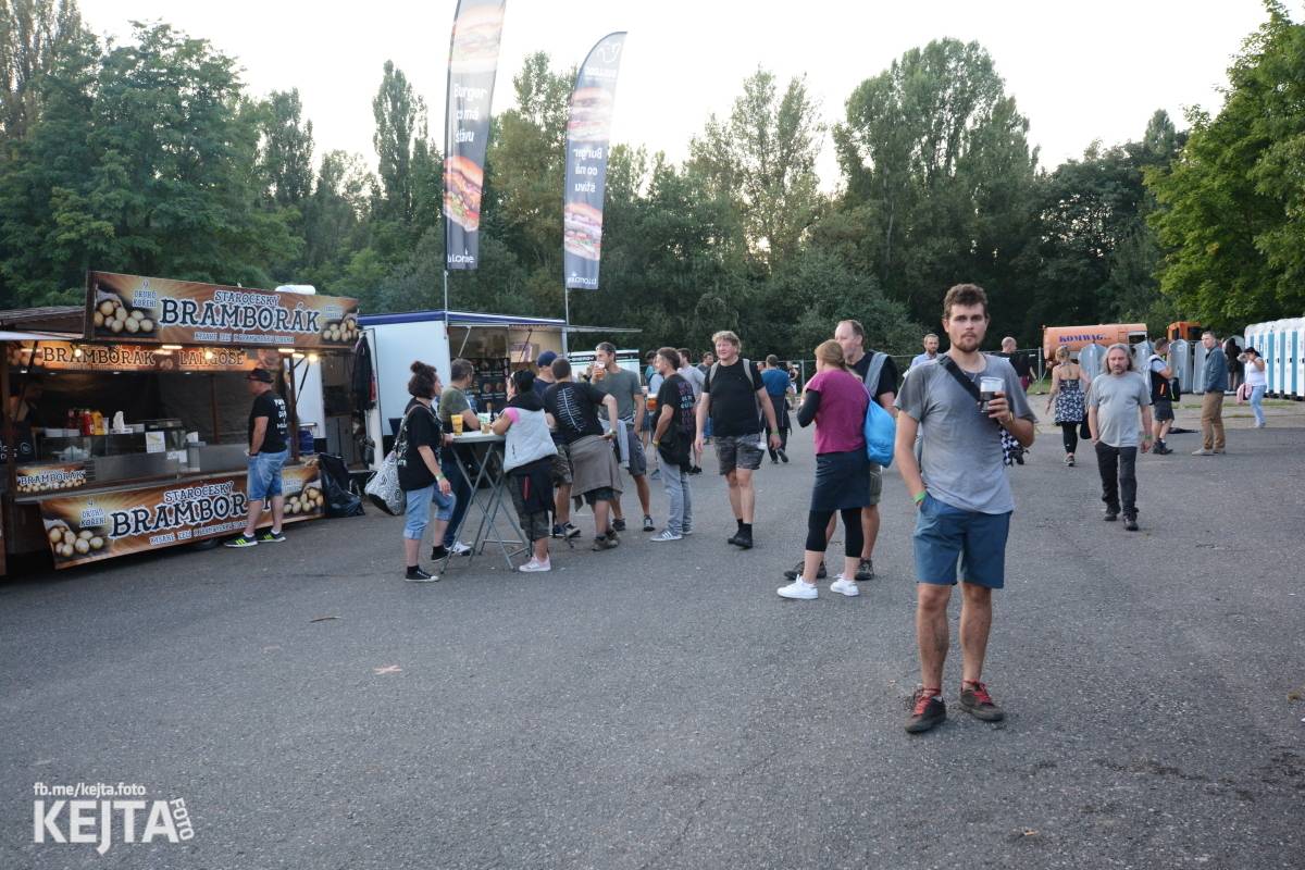 Páteční oslava Tří sester byla plná nejen punkových legend, zahráli Visací zámek, Ivan Mládek i Plexis