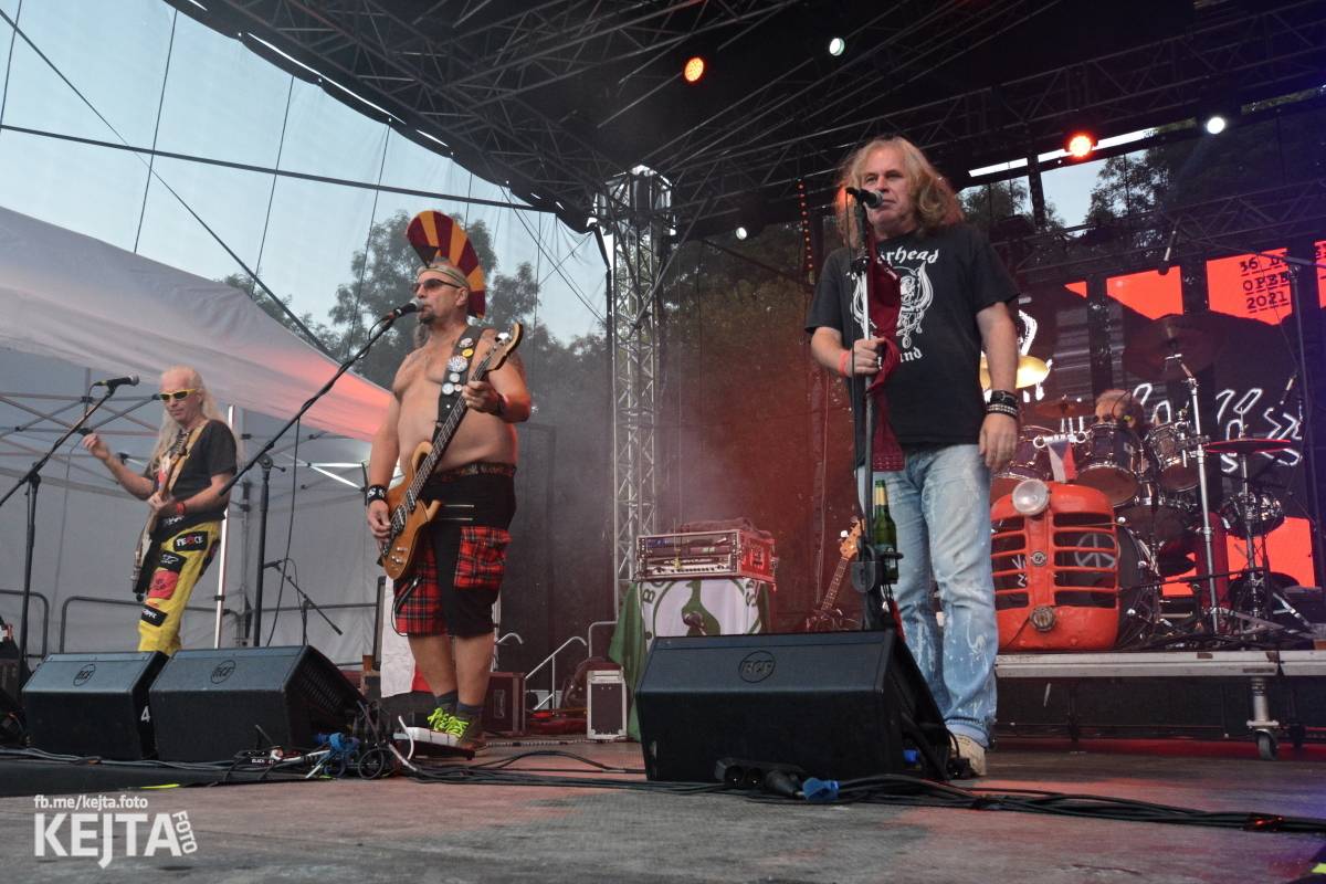 Páteční oslava Tří sester byla plná nejen punkových legend, zahráli Visací zámek, Ivan Mládek i Plexis