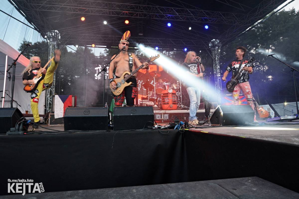 Páteční oslava Tří sester byla plná nejen punkových legend, zahráli Visací zámek, Ivan Mládek i Plexis