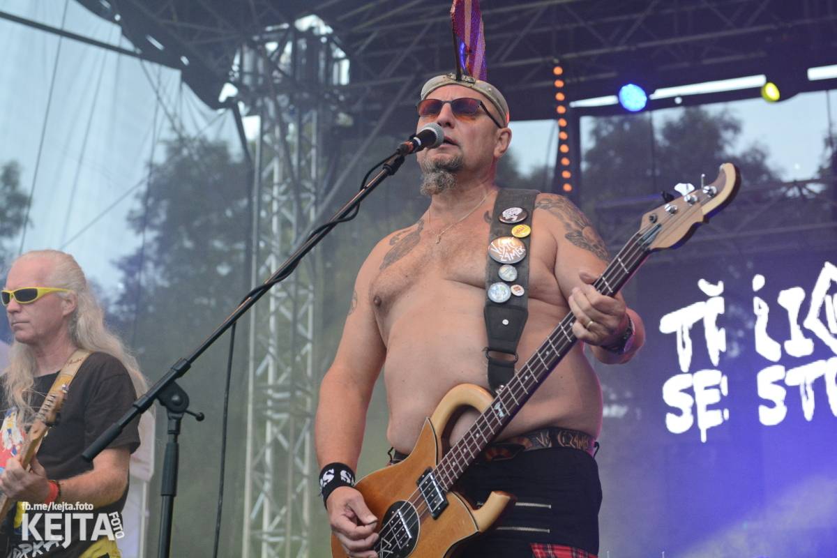 Páteční oslava Tří sester byla plná nejen punkových legend, zahráli Visací zámek, Ivan Mládek i Plexis