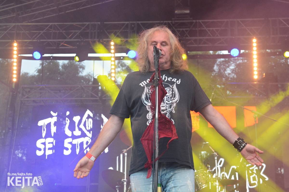 Páteční oslava Tří sester byla plná nejen punkových legend, zahráli Visací zámek, Ivan Mládek i Plexis