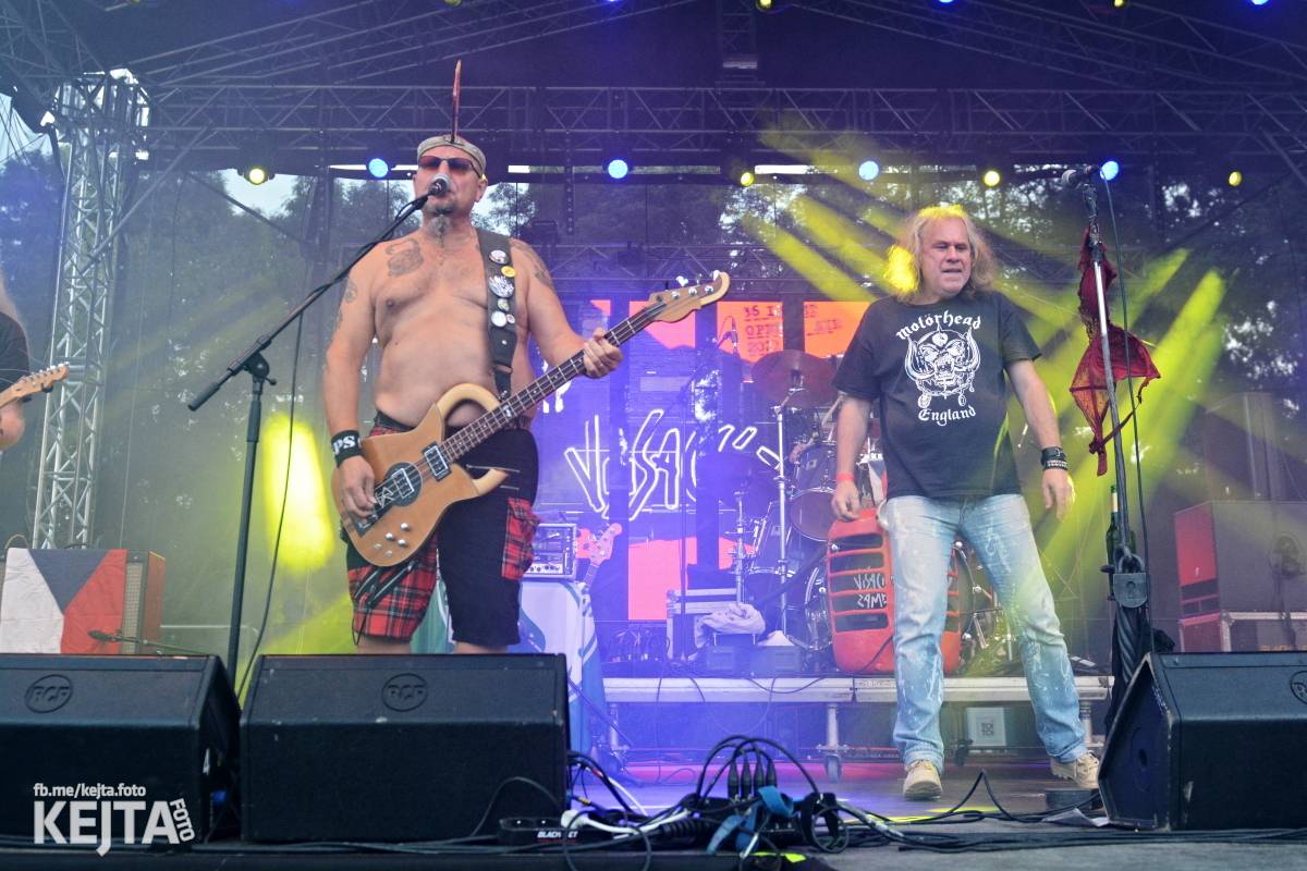 Páteční oslava Tří sester byla plná nejen punkových legend, zahráli Visací zámek, Ivan Mládek i Plexis