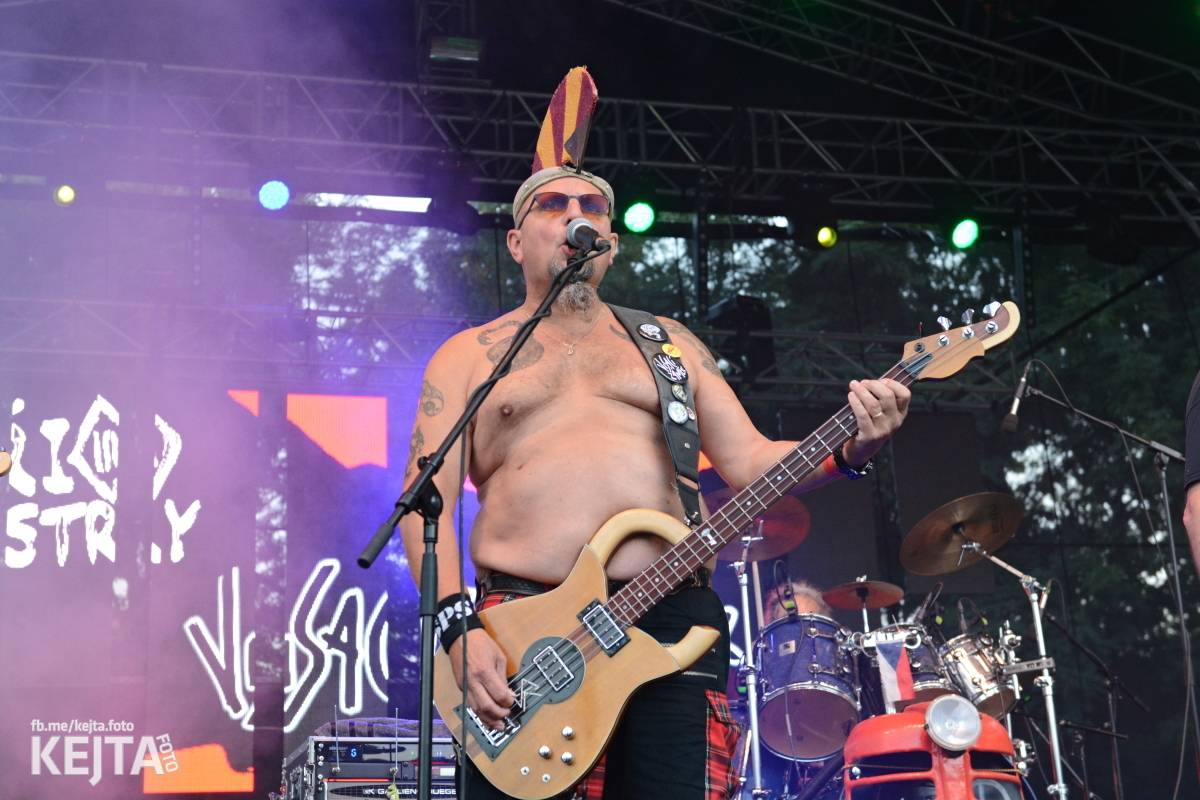 Páteční oslava Tří sester byla plná nejen punkových legend, zahráli Visací zámek, Ivan Mládek i Plexis