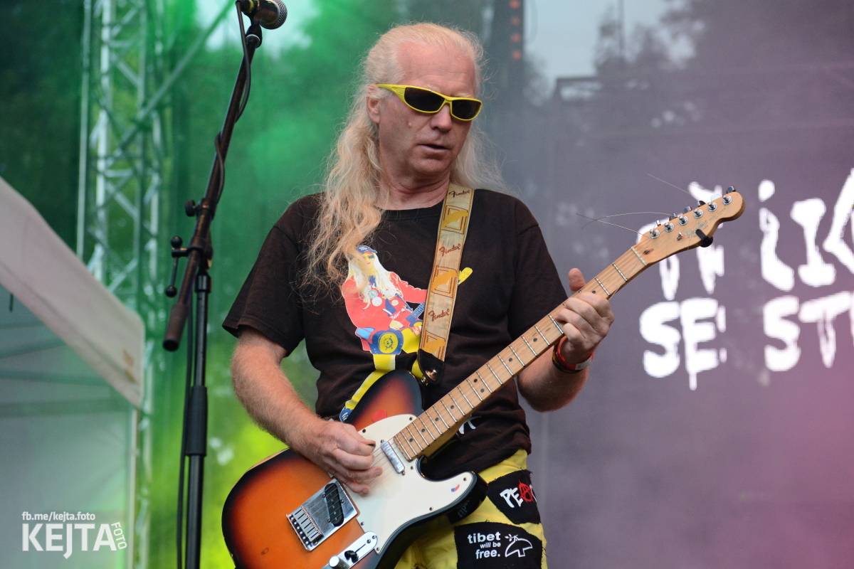 Páteční oslava Tří sester byla plná nejen punkových legend, zahráli Visací zámek, Ivan Mládek i Plexis